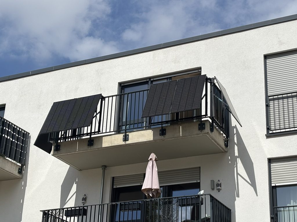 Sunshare Ray Balkonkraftwerk an einer Balkonbrüstung mit mehreren Solarmodulen